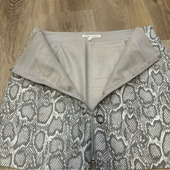 After Market Grey Snakeskin Mini Skirt size M - Picture 4 of 6